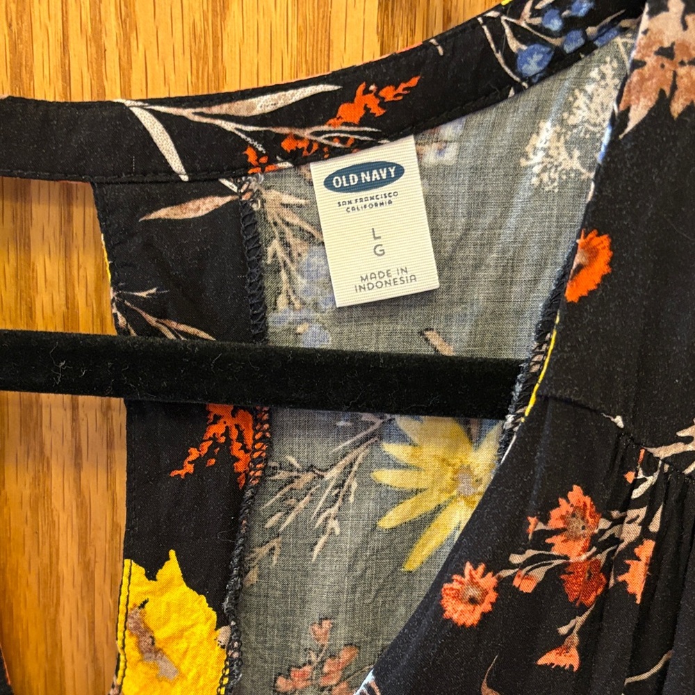 Old Navy Black Floral V-Neck Keyhole Camisole/Tank - Picture 2 of 14